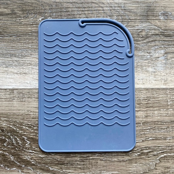 3/$20 Silicone Heat Protector Mat for Curling Flat Iron Great for Travel - Picture 1 of 5